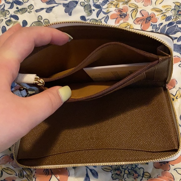 New White Coach wristlet wallet with larger inside pocket for phone or checkbook - Picture 7 of 8